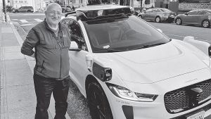 Sürücüsüz taksi Waymo sağa çekti, arka koltukta oturanlara kemer bağlattı