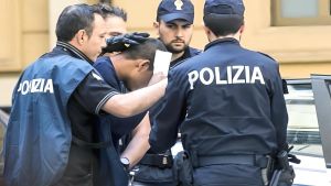 Aggredì due poliziotti dopo una rissa. Trentenne patteggia a due anni