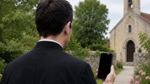 I preti nel mirino dei truffatori: «Don, ho i soldi per la parrocchia»