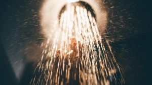«Renoncez aux douches froides et buvez chaud!» Ces conseils contre-intuitifs qui permettent de survivre à la fournaise