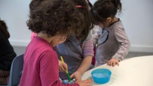 Scuole materne, aule come forni: “Alle 8 in classe ci sono 32 gradi e i bimbi soffrono. Inaccettabile”