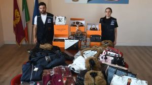 Venezia, in casa aveva una pistola rubata e borse di lusso contraffatte: arrestato