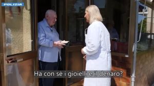 Truffe agli anziani, i poliziotti-attori insegnano come difendersi