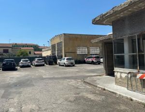 Sfonda una finestra della sede e ruba un’auto della polizia locale