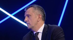 Jedan od osnivača crnogorskih Vijesti u Briselu upozorio da Vučić pokušava da preuzme taj list
