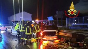 Tragico incidente tra due auto: uomo muore davanti alla sua famiglia