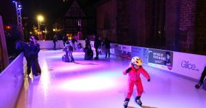 Die Eisbahn beim Nienburger Adventszauber gehört auf den Kirchplatz