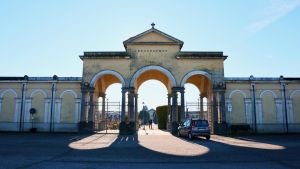Va al cimitero di Garlasco e ha un malore: 56enne muore sul colpo