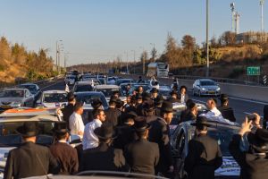Haredi convoys spark clashes, traffic chaos; most protesters fail to reach IDF prison