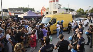 Alta tensione al picchetto Acca. Sudd Cobas: “Subito un tavolo. L’apri e chiudi deve finire”