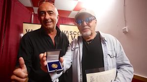 L'omaggio a Vasco Rossi, la redazione di Ancona consegna il Carlino d'oro