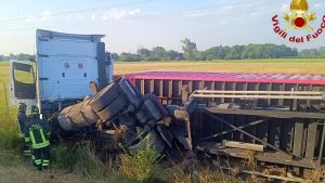 Reggio Emilia, camion sbanda in Autosole e si ribalta