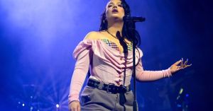 Lola Young isn’t messy on stage