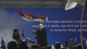 Mediji: Zastava na mitingu duga pola kilometra, utrošeno 10 kilometara konca, skoro pola tone boje