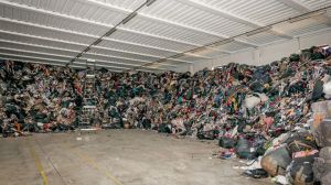 Traffico illecito di rifiuti tessili, sei veneti indagati: sequestrati quattro capannoni
