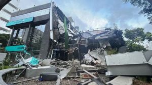 1 lakh feared dead as 2 powerful quakes rattle Venezuela