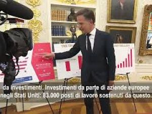 Rutte mostra grafici per elogiare Trump: Grazie a lui 200mila posti di lavoro in più negli Usa