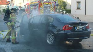 Ein Auto brennt in der Schwenninger Römerstraße - diese bleibt für den Einsatz gesperrt