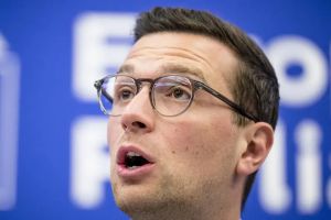 Un néonazi employé par le think tank du groupe du RN au Parlement européen, révèle Mediapart