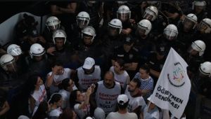 Açlık grevindeki öğretmenlere gece saldırısı: Gaz, yumruk, küfür