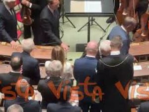 80 anni Costituente, standing ovation per Mattarella al termine del suo intervento alla Camera