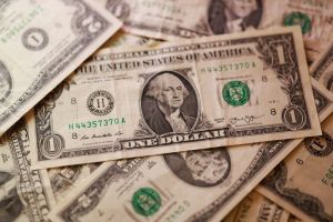 Dollar verzwakt vanaf 13-maandspiek na stroom aan data