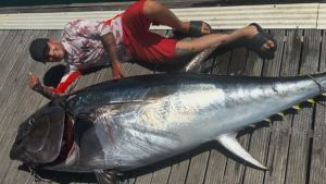 La pesca record di un barbiere di 25 anni: tonno rosso da 168 chili
