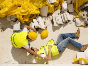 Due operai cadono da impalcatura: uno è grave