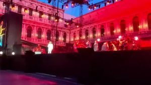 Cocciante incanta Piazza San Marco celebrando i suoi 80 anni