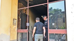 Danno alle fiamme la casa, pensionato muore asfissiato: la pista della lite fra vicini