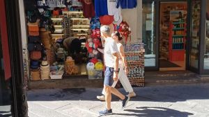 Via Santa Croce, è polemica a Lucca. Residenti sul piede di guerra: “Souvenir sotto casa, ora basta”