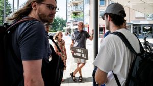 Evangelisten rijden een gratis pendelbus naar Defqon. ‘Hebben jullie weleens van Jezus gehoord?’