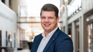 Jongste wethouder (20) woont nog bij zijn ouders. ‘Heb ik een tentamen, dan block ik mijn agenda’