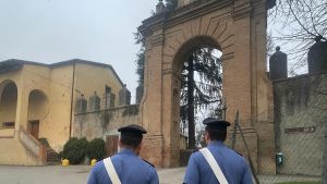 Ruba le offerte con il nastro adesivo: arrestata