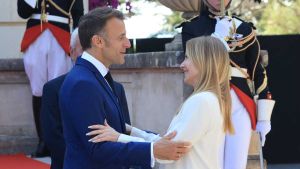 L'abbraccio tra Macron e Meloni è la fotografia perfetta di un altro fallimento di Trump
