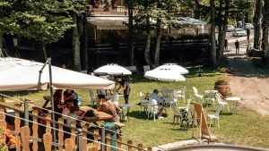 In vetta le temperature arrivano a trenta gradi. Il turismo resta ’mordi-e-fuggi’, ma la notte si respira