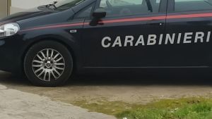 Lancia tombino contro la pattuglia