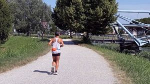 Le follie con il grande caldo. In bici senza maglia all’ora di pranzo: finisce in ospedale con ustioni