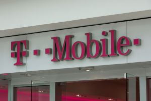 T-Mobile Shares Advance as Wireless Carrier Maintains Strong Subscriber Growth