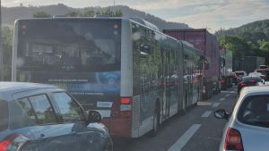 B 34 bei Wehr-Brennet: Jetzt blockieren Felsbrocken Hoffnungen auf ein früheres Ende der Staus