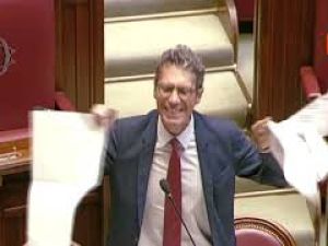 Magi strappa manifesto in aula e viene espulso dalla Camera durante seduta su legge elettorale