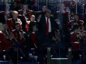 Trump balla 'Ymca' suonata dalla banda militare sul palco della Great American State Fair