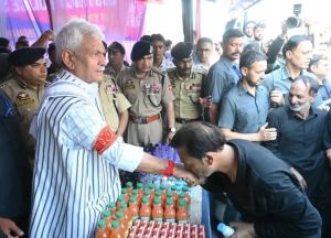 LG Sinha Joins Ashura Procession at Zadibal, Offers Chaddar to Zuljinah