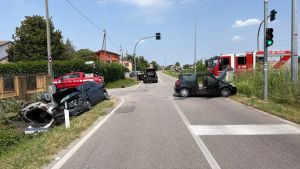 Salta il rosso e travolge due auto a Dolo: una donna finisce nel fossato, quattro feriti