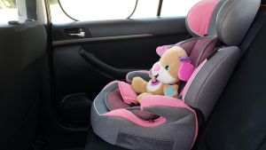 Neonato muore sotto al sole: dimenticato in auto dal padre