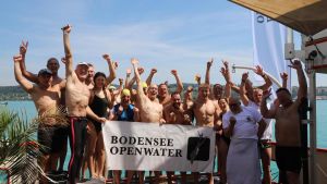 Geschafft! Elf Schwimmer ziehen eine 150 Tonnen schwere Fähre auf dem Bodensee