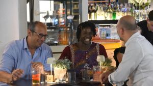 Louis Dassilva, aperitivo e risate in viale Ceccarini con i suoi avvocati