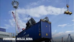 Gru solleva rimorchio col suo container e il mezzo precipita: grave il camionista