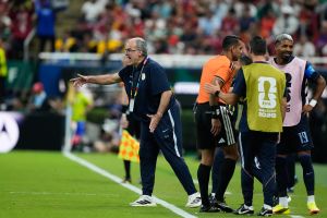 ¡Explota el ‘Loco’! Bielsa enfurece y grita a periodista tras la eliminación de Uruguay