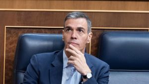 Los vencejos entre Pedro Sánchez, Feijóo y Llorca